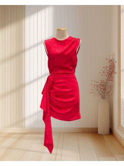 (PRE-LOVED) ราตรีสั้นสีแดงแขนกุด ผ้าเงาลายดอกไม้ โชว์หลัง แต่งระบายเอว ไซส์ S