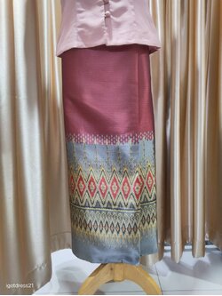 ผ้าถุงไทยสีแดงปักลายชายสีเทา