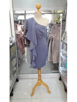 (PRE-LOVED) ราตรีสั้นฟ้าครามบ่าเฉียงแต่งระบายถึงชายกระโปรง (S)