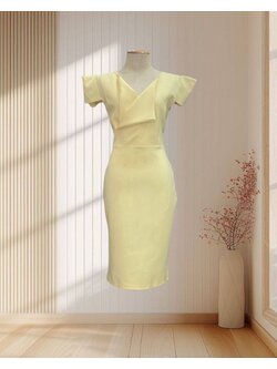 (PRE-LOVED) ราตรีสั้นสีเหลือง คอวี แต่งไหล่แหลม ไซส์ L