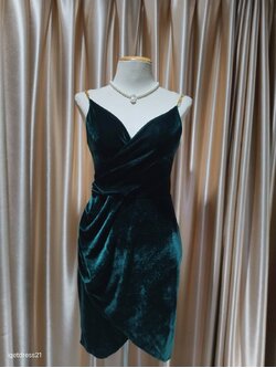 (PRE-LOVED) ราตรีสั้นสีเขียวกำมะหยี่สายโซ่ทองคอวี S