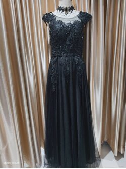 (PRE-LOVED) ราตรียาวสีดำแขนกุดอกปักลูกไม้ยาวกระโปรงมุ้ง(ฟรีไซส์) มือ2