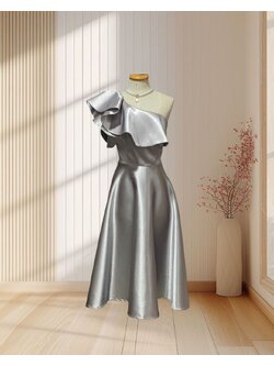 (PRE-LOVED) ราตรีสั้นสีเงินบ่าเฉียงระบายกระโปรงบาน (S)