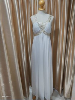 (PRE-LOVED) ชุดราตรียาวสีขาวแต่งพลอย