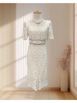 เดรสสั้นสีขาวมีแขน แต่งเอวเพชร ผ้าลูกไม้ มีซับใน ไซส์ M