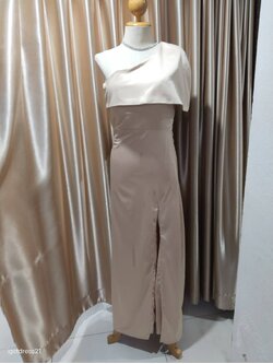 (PRE-LOVED) ราตรียาวสีน้ำตาลทอง บ่าเฉียง ผ้าเครป ไซส์ S