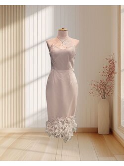 (PRE-LOVED) ราตรีสั้นสีน้ำตาลโอวัลติน เกาะอก ชายกระโปรงแต่งขนนก ไซส์ M