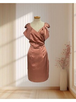 (PRE-LOVED) ราตรีสั้นสีส้ม สายเดี่ยวโอบไหล่ ผ้าซาตินเงา ไซส์ L