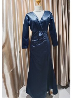 (PRE-LOVED) ชุดราตรียาวสีกรมคอวีแขนยาวผ่าข้าง2xL