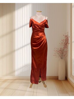 (PRE-LOVED) ราตรียาวสีส้มอิฐแขนสั้น ป้ายอกผ้าเปเป้สีสายเดี่ยว(S)