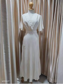 เดรสยาวสีครีม คอวี แขนสั้น กระโปรงพลีท สไตล์กรีก โรมัน ไซส์ M