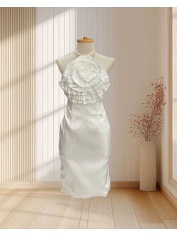 ราตรีสั้นสีขาว ผ้าเงา ผูกโบว์คออ แต่งดอกไม้ที่หน้าอก ไซส์ XS