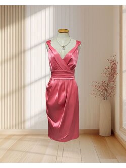 (PRE-LOVED) ชุดราตรีสั้นสีชมพู แขนกุดคอวี ผ้าเงา ไซส์ L