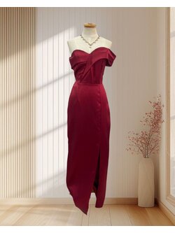 (PRE-LOVED) ชุดราตรีสีแดงยาวบ่าเบี่ยงเดี่ยว(S)