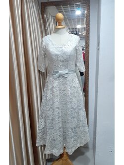 ชุดราตรีสั้นสีเทาผ้าลูกไม้มีแขนหลังสานเอวโบว์