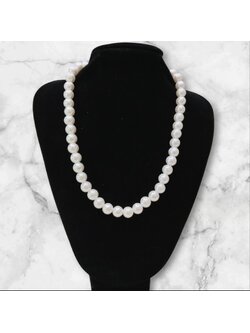 สร้อยมุกสั้นสีขาวขนาดกลาง