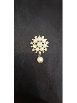 เข็มกลัดมุกห้อยเพชรตรงกลาง