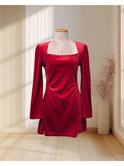 (PRE-LOVED) ราตรีสั้นสีแดงไวน์ แขนยาว ผ้ากำมะหยี่ กลิตเตอร์เล็กน้อย ไซส์ L