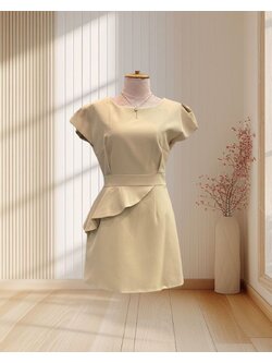 (PRE-LOVED) ชุดราตรีสั้นมีแขนกระโปรงเฉียงสีครีม M