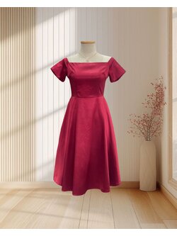 (PRE-LOVED) ราตรีสั้นสีแดง ปาดไหล่ มีแขน ผ้าเงา ไซส์ S