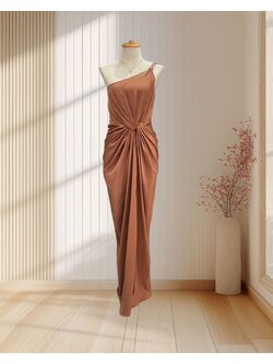 (PRE-LOVED) ราตรียาวสีน้ำตาล บ่าเฉียงสายโซ่ เอวขยุ้มผ้าเงา ไซส์ S