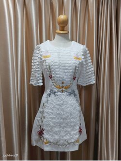 ชุดเดรสสั้นสีขาวปัก S