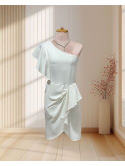 (PRE-LOVED) สั้นขาวไหล่เบี่ยงระบาย(M)