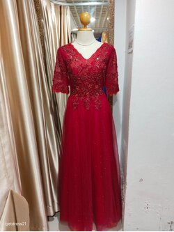 (PRE-LOVED) ราตรียาวสีแดงคอวีแต่งลูกไม้สานหลังแขน3ส่วน M