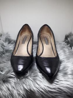 รองเท้าสีดำหัวแหลมส้นสูง 38