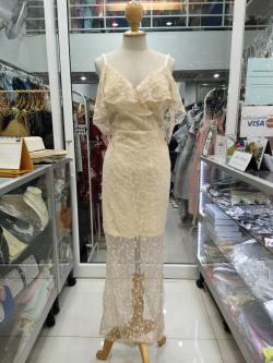 ราตรียาวสีครีมสายเดี่ยวมุกเว้าไหล่ผ้าลายดอกซีทรู (M)