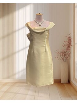 (PRE-LOVED) ราตรีสั้นสีทอง ผ้าไหมเทียม ปาดไหล่ ผูกหลัง ไซส์ M