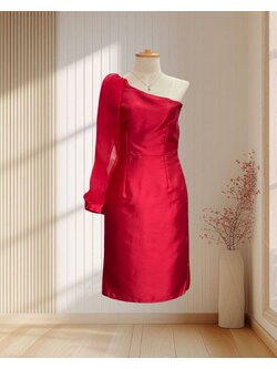 (PRE-LOVED) ราตรีสั้นสีแดง ผ้าไหมเทียม บ่าเฉียง แต่งแขนยาวผ้าแก้ว ไซส์ M