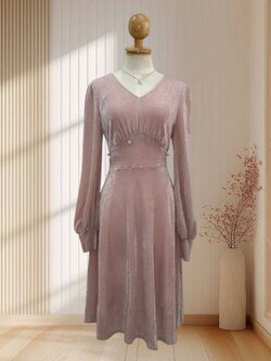 เดรสกำมะหยี่แขนยาวสีชมพู ผ้ายืดแต่งกระดุมเพชรตรงเอว ผ้าแฟลชสะท้อนแสง ไซส์ M