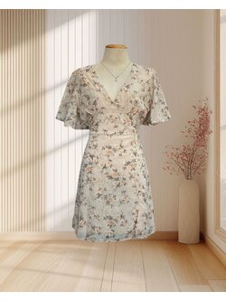 เดรสสั้นสีขาวครีม พิมพ์ลายลูกไม้ คอวี มีผ้าผูกเอว ไซส์ XL