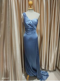 (PRE-LOVED) ชุดราตรียาวผ้าซาตินบ่าเฉียง สีฟ้า F