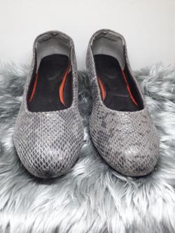 รองเท้าสีเทาหนังงู 38