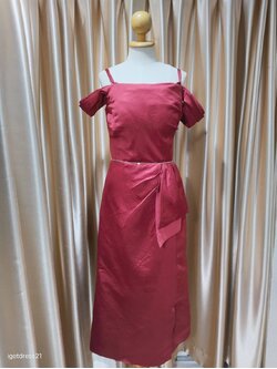 (PRE-LOVED) ชุดราตรียาวสีแดงสายเดี่ยวโอบแขนเอวเพชร S