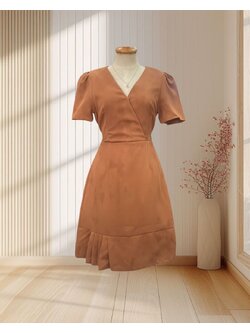 (PRE-LOVED) ราตรีสั้นสีน้ำตาลทอง ผูกโบว์ด้านหลัง แต่งจีบกระโปรง 1 ด้าน ไซส์ M