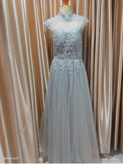 (PRE-LOVED) ราตรียาวสีเทาปิดคอโชว์หลังอกซีทรูแต่งลูกไม้(ฟรีไซส์)