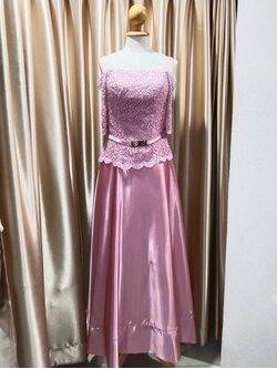 ราตรียาวสีชมพูเสื้อลูกไม้ปาดไหล่สานหลัง M มือ2