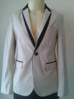 เสื้อสูทผู้ชายสีครีม