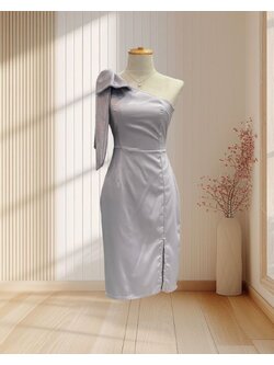 (PRE-LOVED) ราตรีสั้นสีเทา บ่าเฉียงแต่งโบว์ที่ไหล่ ไซส์ S