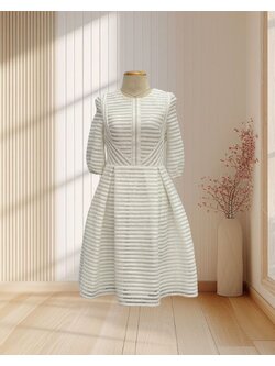 (PRE-LOVED) เดรสสั้นสีขาว แขนยาว กระโปรงบาน ผ้าตาข่าย ไซส์ M