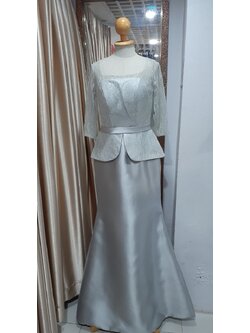 ชุดราตรียาวสีเทาเสื้อลูกไม้มีแขนกระโปรงไหม S