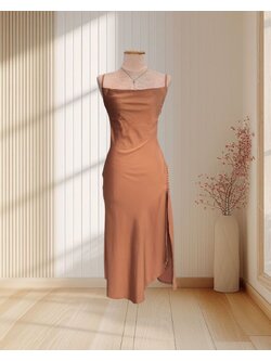 (PRE-LOVED) ชุดราตรียาวสายเดี่ยวแต่งกระดุม สีน้ำตาล S