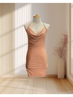 เดรสสั้นสีส้มพีช สายเดี่ยวคล้องคอ ผ้ายืดสกินนี่ แหวกข้าง ไซส์ XS
