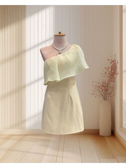 (PRE-LOVED) ชุดราตรีสั้นบ่าเฉียงแต่งผ้าแก้วสีครีม M