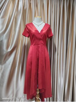 (PRE-LOVED) ราตรีสีแดงหน้าสั้นหลังยาวมีแขน(M)