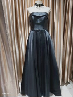 (PRE-LOVED) ราตรียาวสีดำเกาะอกผ้าหนา(ฟรีไซส์) มือ2