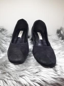 รองเท้าสีดำกำมะหยี่ส้นเตี้ย 39